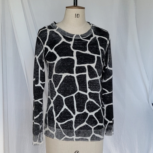 Michael Kors Reversible Giraffe Print Knit - Picture 5 of 7
